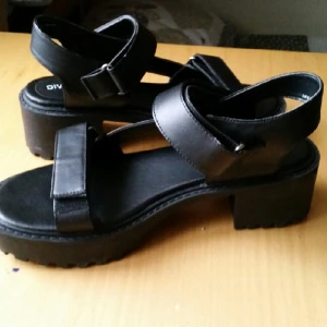  - Köpt från H&m förra året. 
Säljer p.g.a fel storlek.
Aldrig använt.
