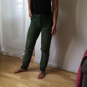 Gröna Levis jeans. Vintage modell, lite slita i grenen och två lösa hällor.