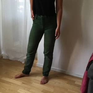  - Gröna Levis jeans. Vintage modell, lite slita i grenen och två lösa hällor.