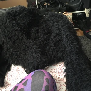  - Fluffig jacka från hm. Använd en gång. 
Frakt 70