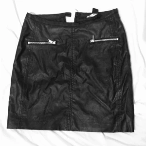  - Skinn kjol från H&M. 