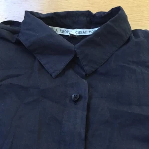  - Jättefin kortärmad skjorta från cheap monday. Tunn och sval, bomull 