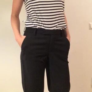  - Svarta klassiska kostymbyxor från Filippa k. Använda ett par gånger. Passar dig som är runt 1,65 cm lång. 
