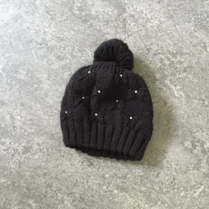  - Svart mössa med strass/vita stenar/rhinestones