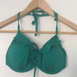 Grön bikini överdel, passar även en med strl 80B.