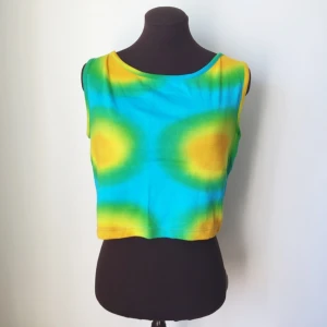  - Crop top 100% bomull, köpt vintage. Står storlek XL i nacken men passar från storlek S-L i och med att den är väldigt stretchig.