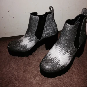  - Säljer mina klackskor i ormskinn, oanvända 