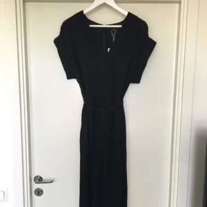  - Snygg byxdress/jumpsuit med vida ben! Såså snygg!!! Perfekt till alla tillfällen! Fel storlek för mig tyvärr, annars hade jag inte sålt den😭💔 sålde slut snabbt!✨❤️ sök på "Monki Brooke jumpsuit" på Google för att de hur den ser ut på😀✌🏼️✌🏼

Eventuell frakt betalas av köparen❣✨