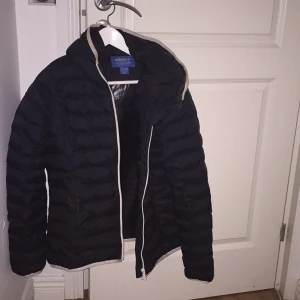  - Säljer min adidas jacka! Köpte den för 1000 och har ingen användning av den! Mycket bra skick och otroligt varm! 