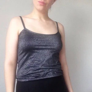  - Fint glittrigt linne.