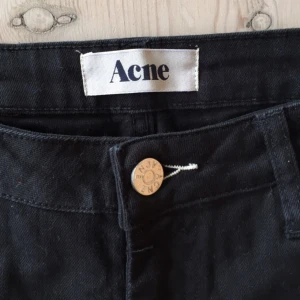  - Svarta jeans från Acne med normalhög midja och smala ben. Har ett litet hål på ena benet (se bild tre) då jag ramlade på asfalt en av de två gånger jag använt dem. OBS att de är ganska små i storleken och inte så stretchiga. Supersnygga!
