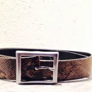  - Ormskinnsmönstrat skärp, ca 5 cm brett.  FRI FRAKT!