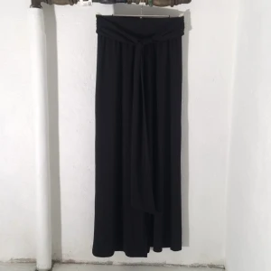  - ⭐️Oanvända vida byxor från H&M med "band" i midjan som knyts och hänger löst
Tar swish, kan mötas i Stockholms innerstad.
Köparen står för frakten.