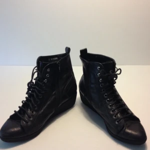  - Snygga kängor med snörning fram. Nyskick. 

Finns för hämtning i centrala Stockholm eller skickas via post för 69:-  