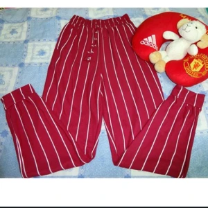  - Röda långa byxor