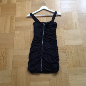  - Avklippt lapp men en XS eller S, stretchig Längd axel och ner: 85cm Dragkedjan: 61 cm Kan mötas i centrala Stockholm eller skickas mot fraktkostnad 