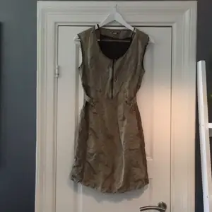 Militärinspirerad klänning från Disel med fina detaljer. 