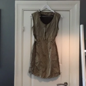  - Militärinspirerad klänning från Disel med fina detaljer. 