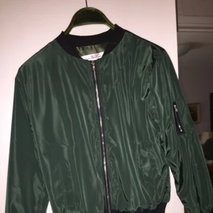  - Sommar bomberjacka. Den är tunn. Helt oanvänd. 140 med frakt 