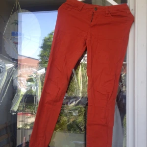  - Söta rönnbärsfärgade byxor, finare på än vad de ser ut på bilderna, men jag har blivit för stor runt lår och rumpa för att ha på mig dem tyvärr. Lite lösa trådar i bakfickorna men inget som märks, därav priset. Passar XS-S beroende på hur tighta man vill ha dem. 
