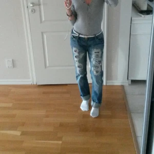  - Jeans från Cubus i strl 36 (något stora på mig därför bär jag skärp o har vikt upp dem). Boyfriens-/baggymodell, som nya!