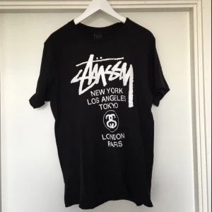  - Bästa tishan från Stussy!!!! Använd ett fåtal gånger, i mycket bra skick!!!👏🏼✌🏼️🙌🏼❤️