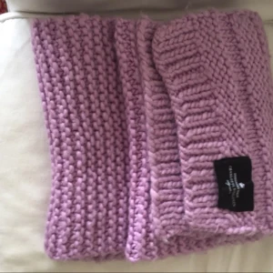  - Superfin stickad halsduk från designers remix endast använd fåtal gånger så i jättefint skick! 