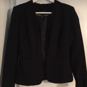  - Fin svart kavaj i storlek 36. Endast använt ett fåtal gånger mycket bra skick