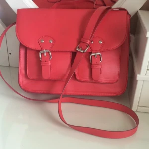  - Snygg och funktionell väska i korallfärg med många fack och reglerbar axelrem!☀️