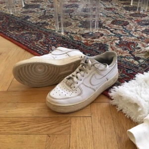 - Fina Nike som jag köpte här på Plick men som tyvärr var för små. Nike air force