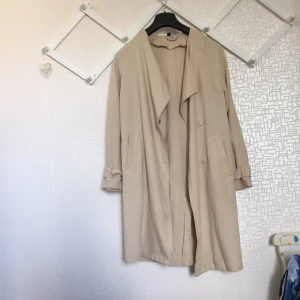  - Trenchcoat-aktig jacka från HM. Använd ganska flitigt men i gott skick. Köpt för 499 kr. 