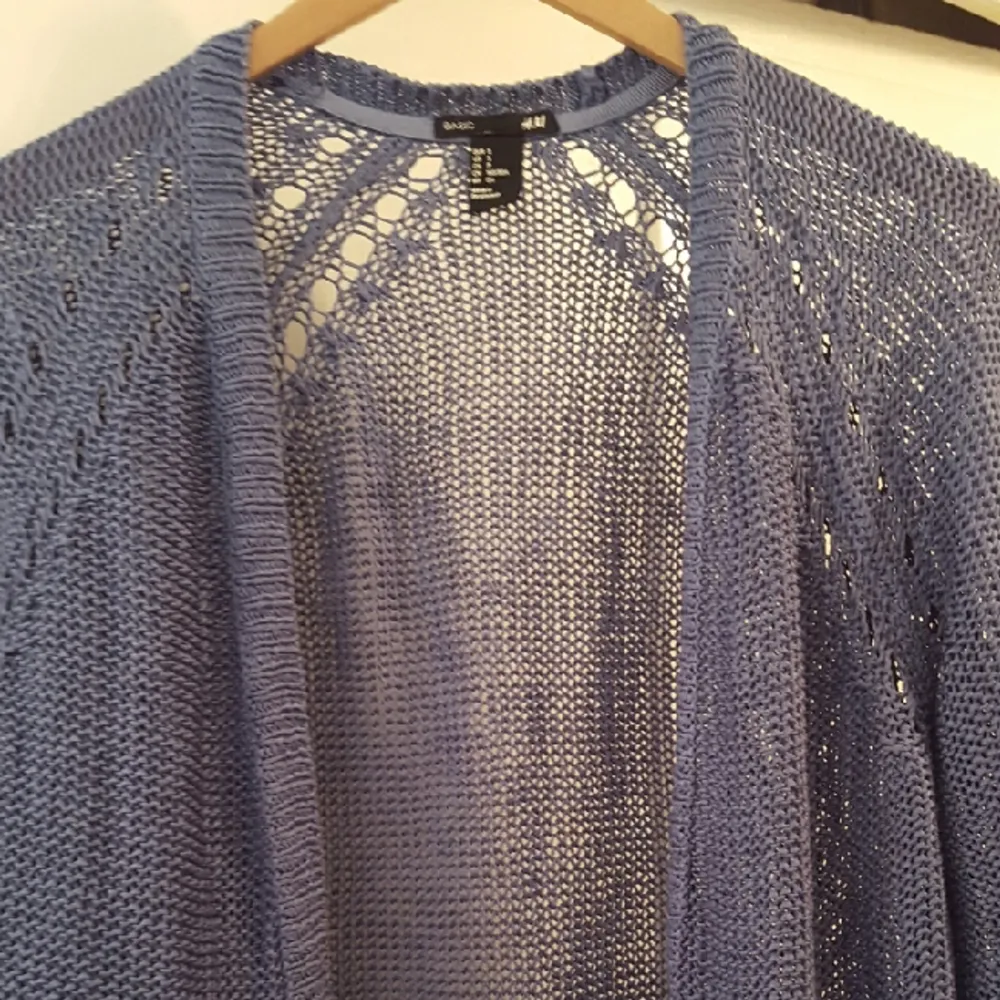 blå stickad tröja i storlek S men funkar även till en Medium

kan mötas upp i Stockholm annars betalar köparen för frakten . Stickat.