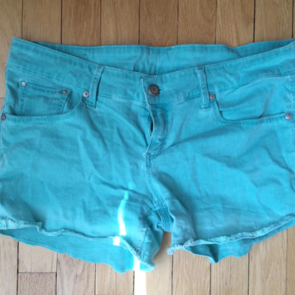 Turkosa bleka jeansshorts från Zara.  Köparen möts upp i Stockholm eller betalar frakt. . Shorts.