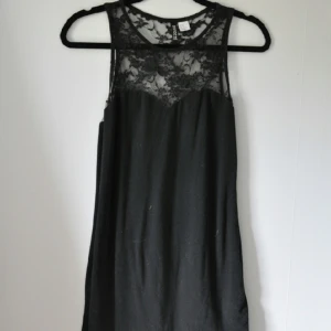  - Långt linne från H&M 

FRAKT TILLKOMMER (Kan samfrakta) 
