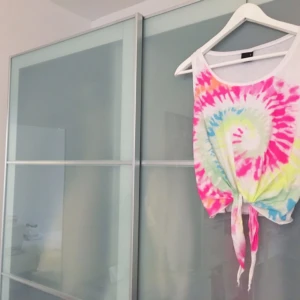  - Underbar hippie inspirerad magtopp med knytning vid midjan. Aldrig använd dock är prislappen borta!

Avhämtning vid ( Rågsved eller Högdalen) eller frakt på 21kr

💕💕