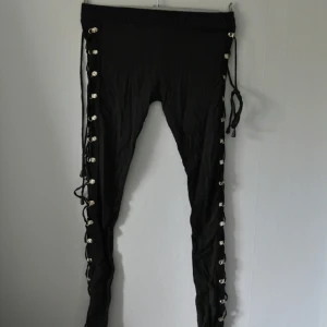  - Leggins med snörning (prislapp kvar)

Kommer från Swedenrock shop 

Storlek: S 

FRAKT TILLKOMMER (Kan även samfrakta)

