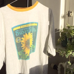  - Härlig oversize tröja i ljusgrå och nice tryck med fin krage!! 