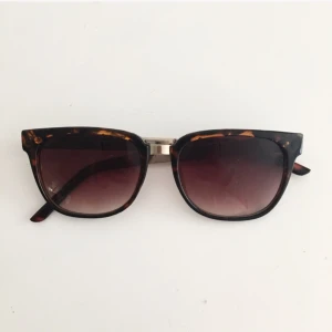  - Snygga solglasögon!