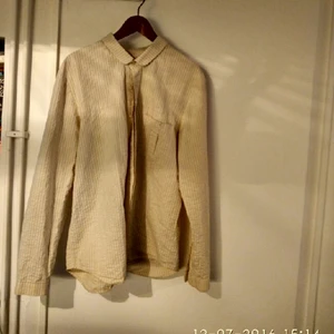  -  Lagom skjorta i lite tjockare tyg,  Funkar som Large oxå. Märket är skapat av Daniel Adams ray men är nu nerlagt. Så skjortan är en gnutta speciell. Bröstficka på vänstersida. BOR I STHLM 