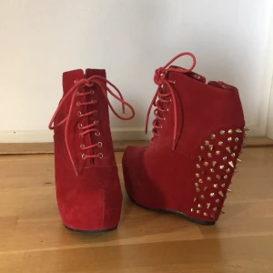  - Coola klackar som har ca 3 år på nacken, nitar baktill och snörning framtill, med dragkedja på insidan. Oväntat sköna att gå i! Från Belle shoes. 
