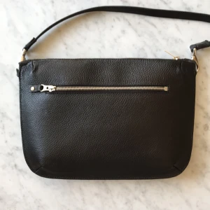  - Whyred:s klassiska Ona-väska i svart präglat läder på framsidan och mjuk nubuck på baksidan. Unik materialkombination som inte går att köpa i butik idag. Perfekt storlek som rymmer det viktigaste! Sparsamt använd. Inhandlades för några år sedan i Whyred:s butik i Göteborg. 