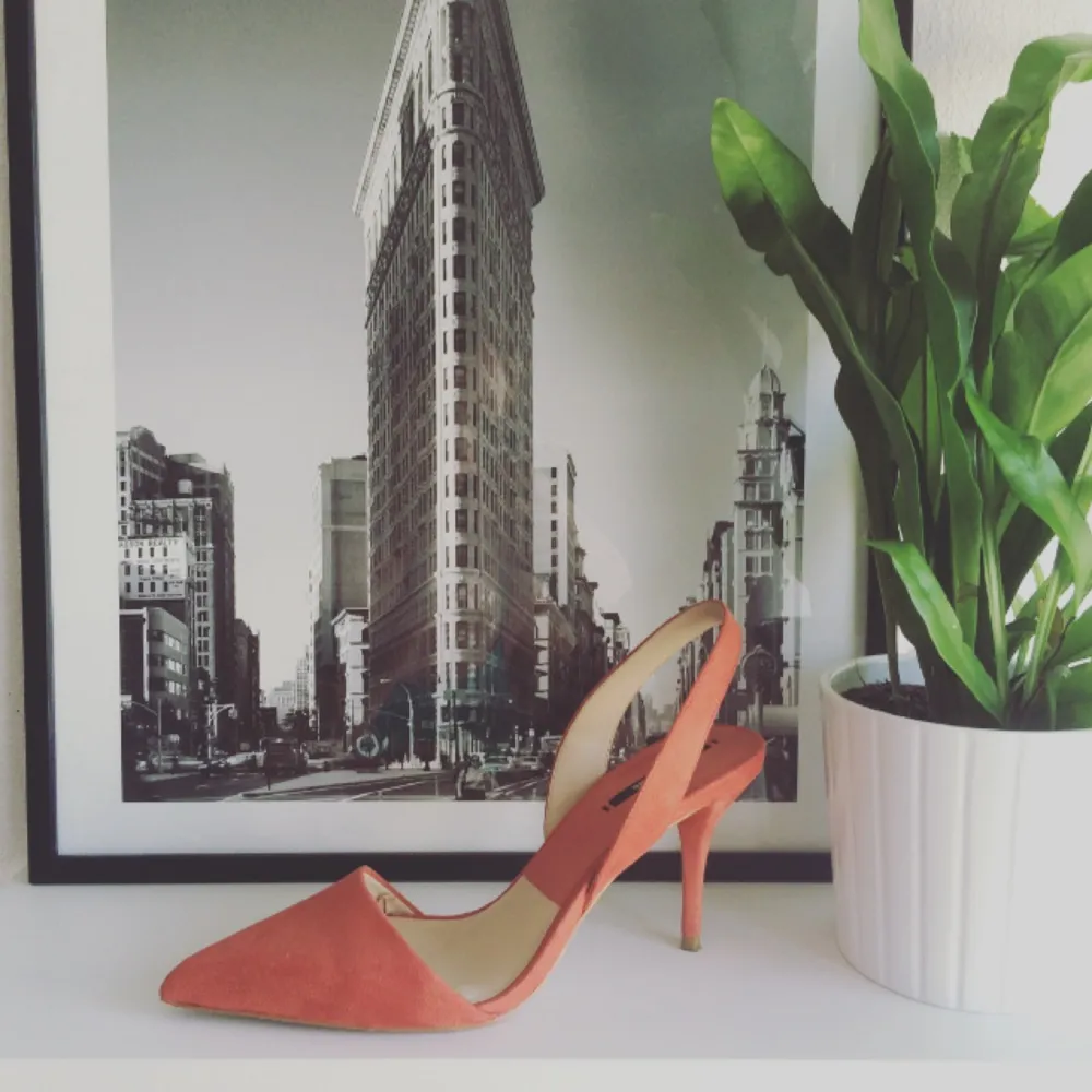 Zara heels in a dreamy peach color, in a suede like material. Hardly been worn. They are an actual size 40, but as Zara are small in sizes it fits like a 39. . Skor.