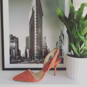 Zara heels in a dreamy peach color, in a suede like material. Hardly been worn. They are an actual size 40, but as Zara are small in sizes it fits like a 39. 