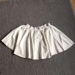  - Jättefin vippig kjol från Weekday. Säljes pga för stor för mig :( 