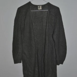  - Grå stickad cardigan från Ichi. 