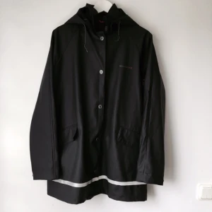  - Regnjacka från Didriksson i str 38 (M).
Jackan är oanvänd. 