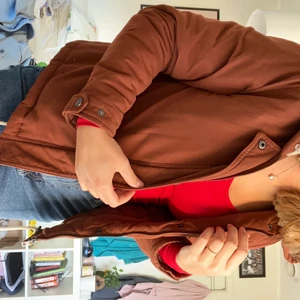 Brown jacket size S/36 - En brun, lite tunnare jacka. Lagom för höst och vår men även milda vintrar.  Får lätt plats med en tjocktröja under. Teddy material i luvan. 150kr (inkluderad frakt i pris)! 