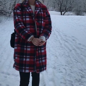 Teddy kappa - En röt rutig kappa i pilematerial som passar storlek S/M beroende på hur man vill att den ska sitta. Nästan aldrig använd så i jättebra skick. Säljer för 400kr!