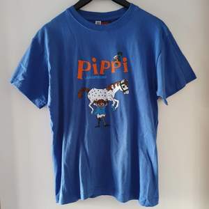 Vintage blå t-shirt med Pippi Långstrump. Storlek 164 men passar ca storlek XS/S och även kanske liten M. Fraktkostnad blir 45kr. OBS! Budgivning, kommentera jättegärna bud om du är intresserad (med höjning på minst 5kr och exkl. frakt) tack! 😊 sluttid torsdag kl 18!