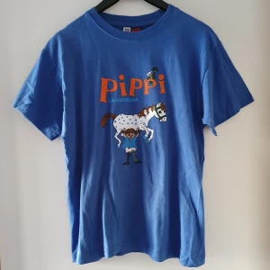 Vintage T-shirt pippi Långstrump - Vintage blå t-shirt med Pippi Långstrump. Storlek 164 men passar ca storlek XS/S och även kanske liten M. Fraktkostnad blir 45kr. OBS! Budgivning, kommentera jättegärna bud om du är intresserad (med höjning på minst 5kr och exkl. frakt) tack! 😊 sluttid torsdag kl 18!